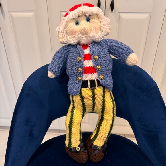 Vintage hand knit trio of Christmas Carollers. Three large hand knit figurines. - Picture 9 of 11